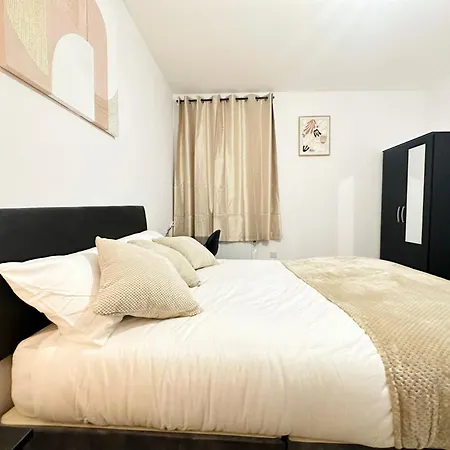 4Bdr Beautiful Croydon Accomodation